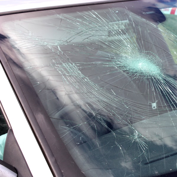 what auto glass replacement company to call and how much does it cost to fix broken windshield 